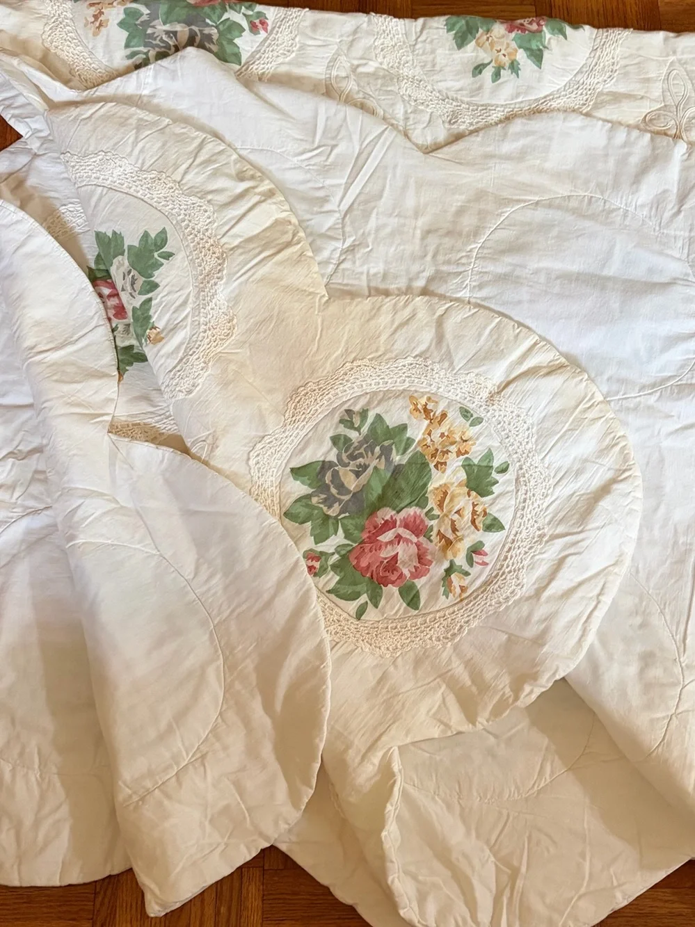 Vintage Cottagecore Floral Quilt Bedspread - Rose Medallions with Scalloped Edge